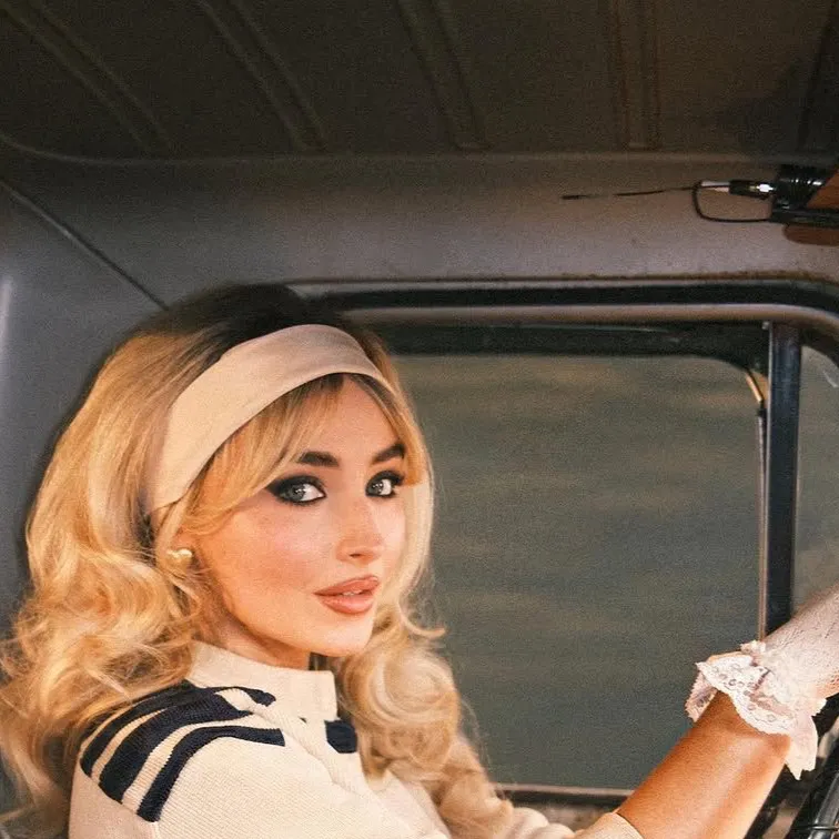 chat with ai character: Sabrina carpenter 