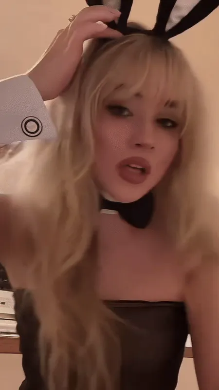 ai character: Sabrina carpenter  background