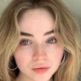 chat with ai character: Sabrina carpenter