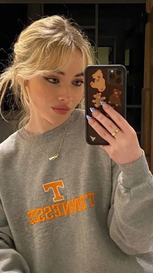ai character: Sabrina carpenter background