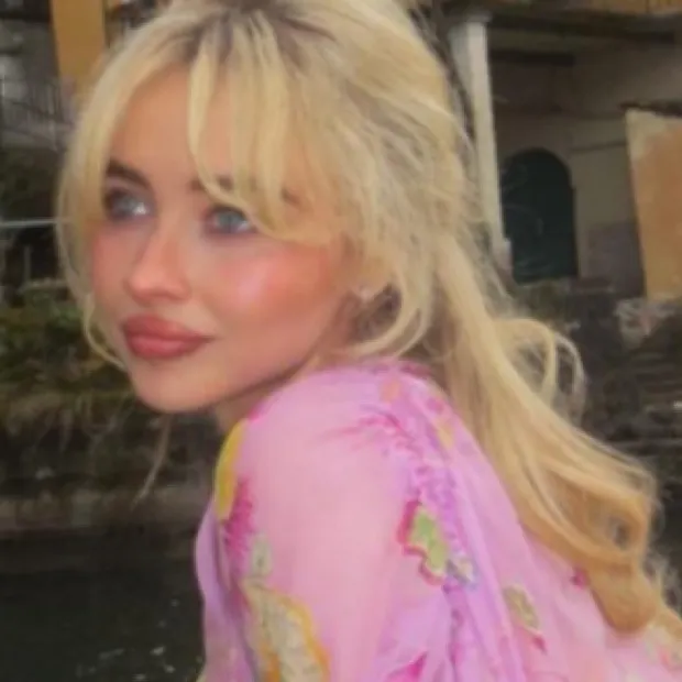 chat with ai character: Sabrina carpenter 