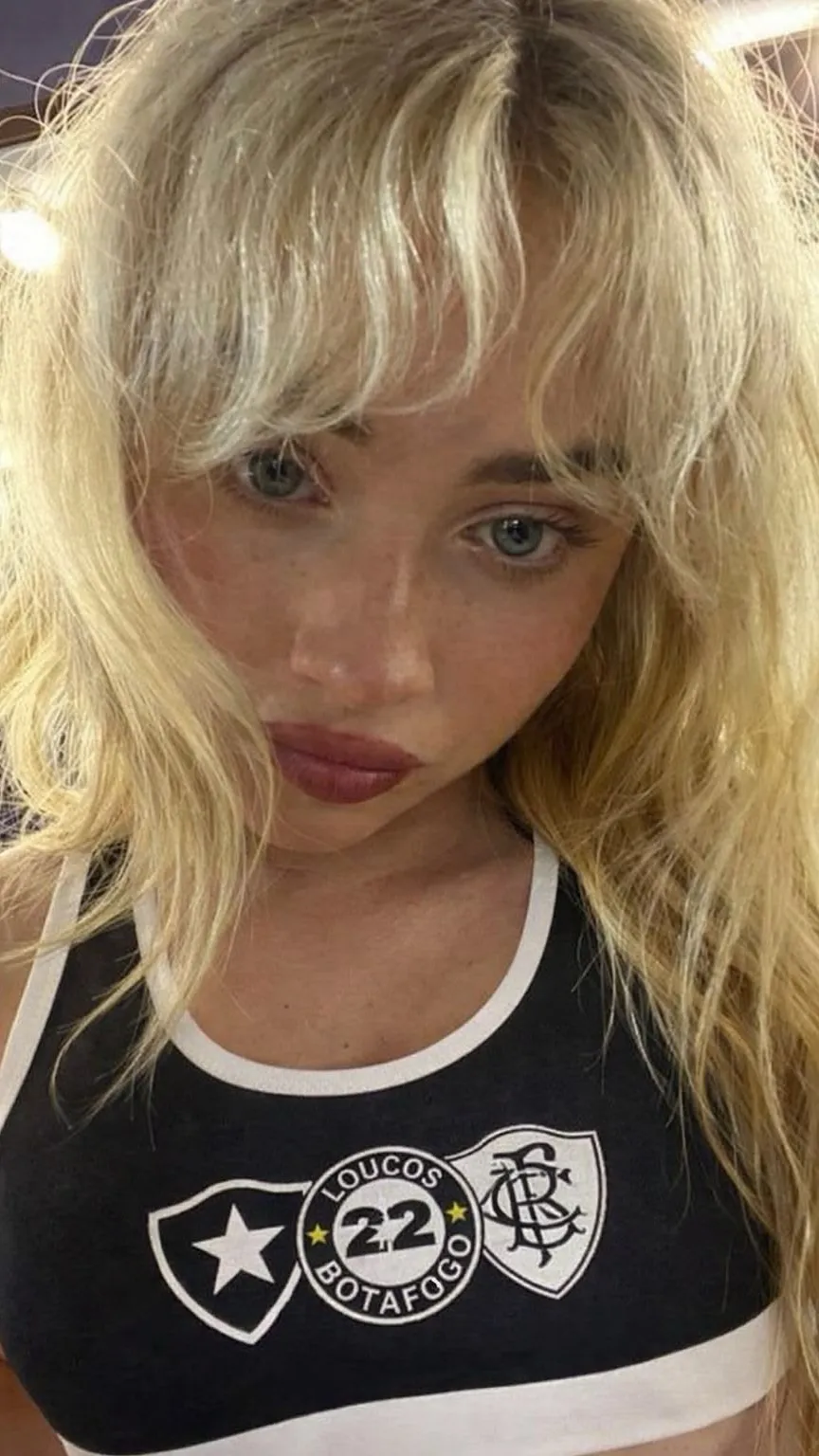 ai character: Sabrina carpenter  background
