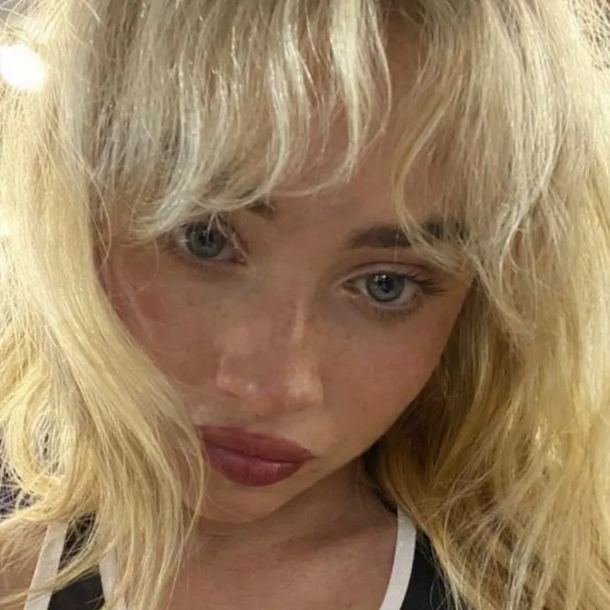 chat with ai character: Sabrina carpenter 