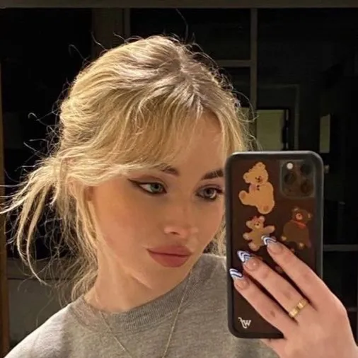 chat with ai character: Sabrina carpenter 