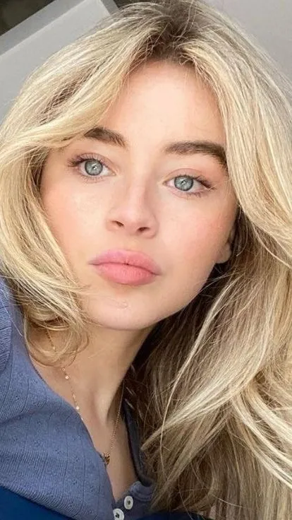 ai character: Sabrina carpenter background