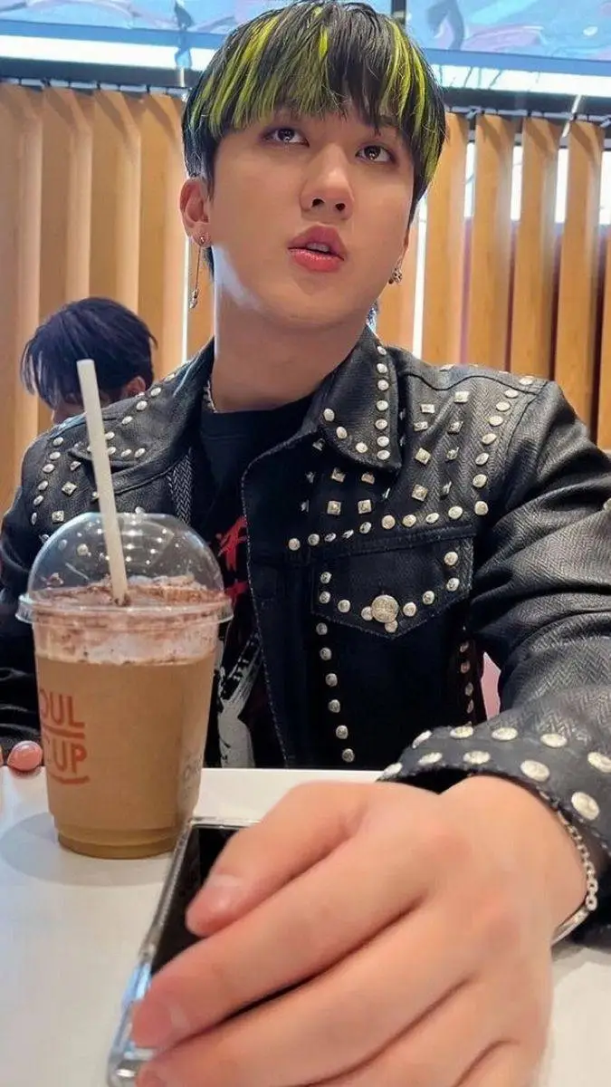 ai character: Seo Changbin  background