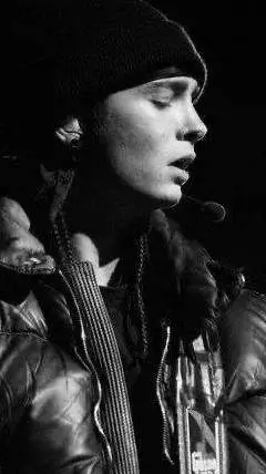 ai character: tom kaulitz  background