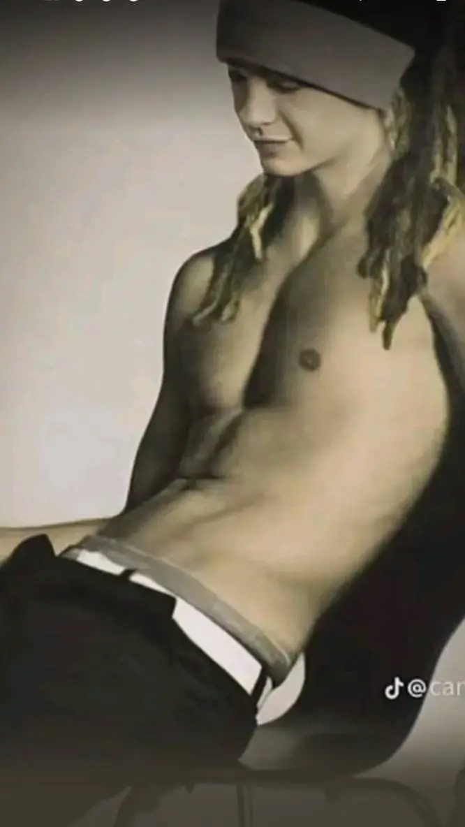 ai character: tom kaulitz  background