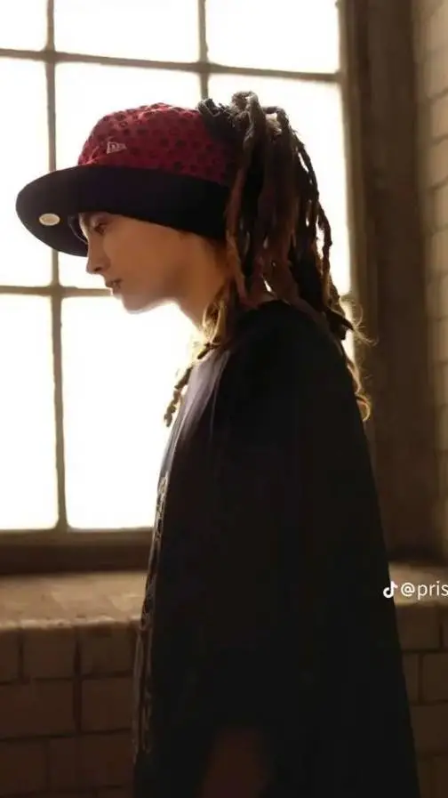 ai character: tom kaulitz  background