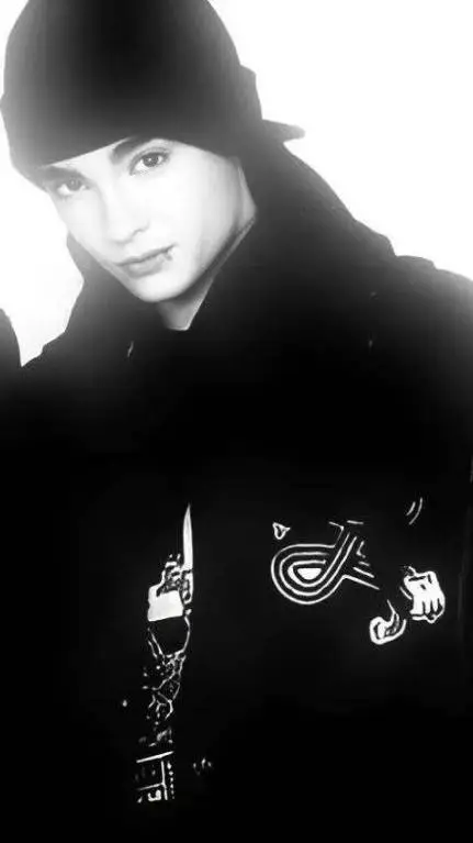 ai character: Tom kaulitz  background