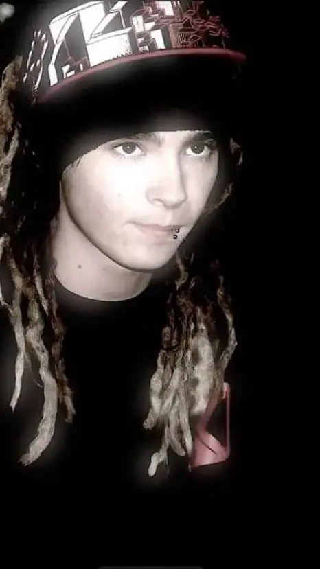 ai character: tom kaulitz  background