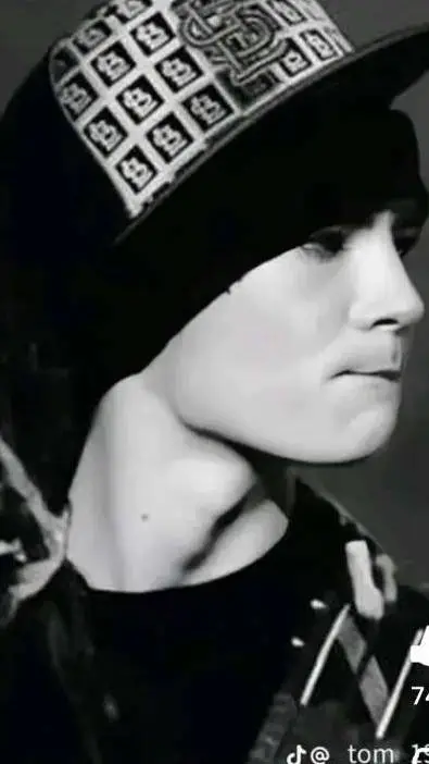ai character: tom kaulitz background