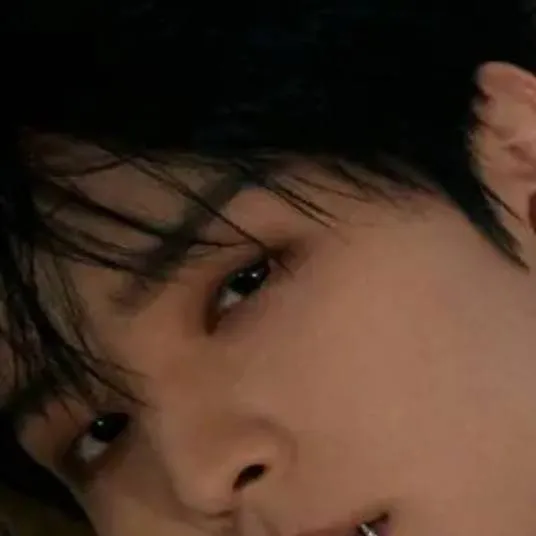 chat with ai character: seungin 