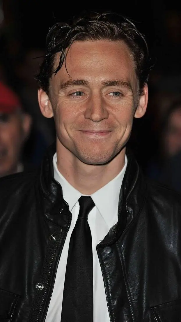 ai character: ~Tom Hiddleston~ background