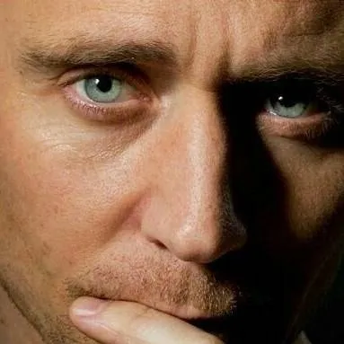 chat with ai character: Tom hiddleston