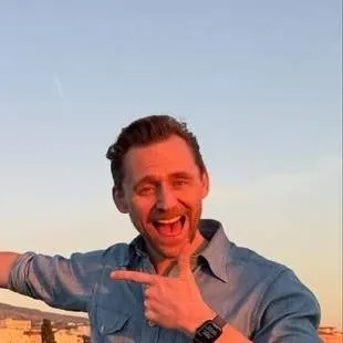 chat with ai character: Tom Hiddleston 
