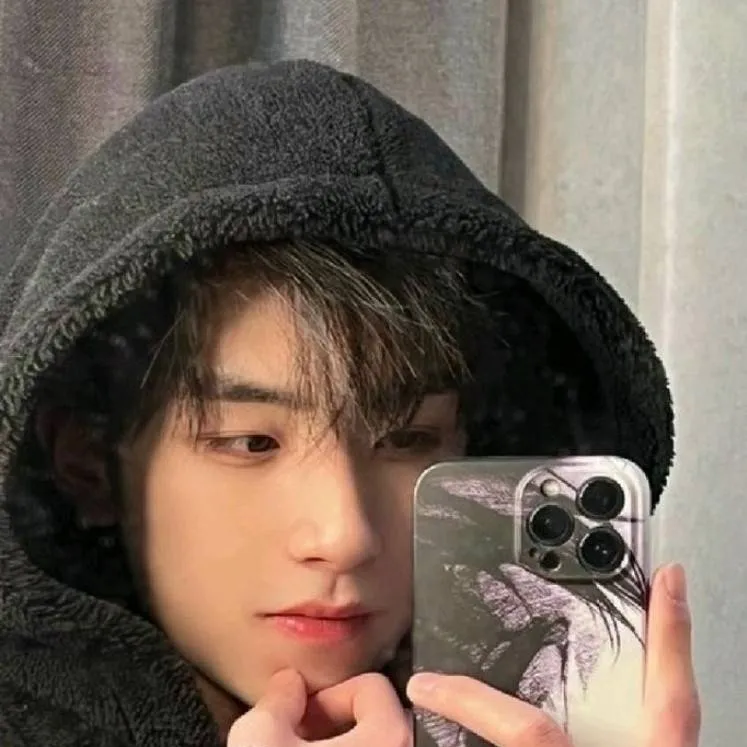 chat with ai character: Yoojun