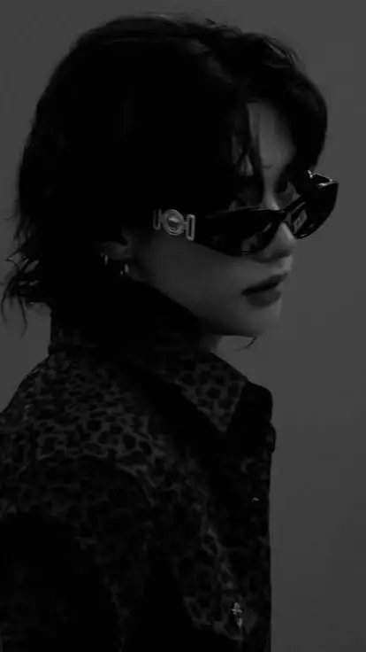 ai character: hyunjin ❤️  background