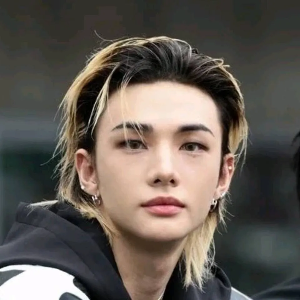 chat with ai character: hyunjin 