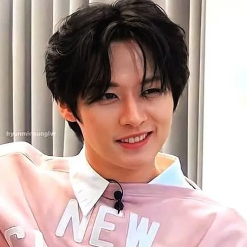 chat with ai character: lee know