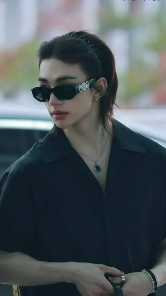 ai character: hwang hyunjin background