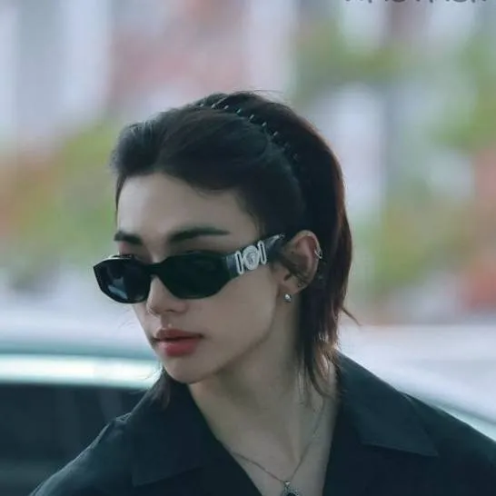 chat with ai character: hwang hyunjin