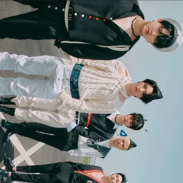 chat with ai character: STRAY KIDS