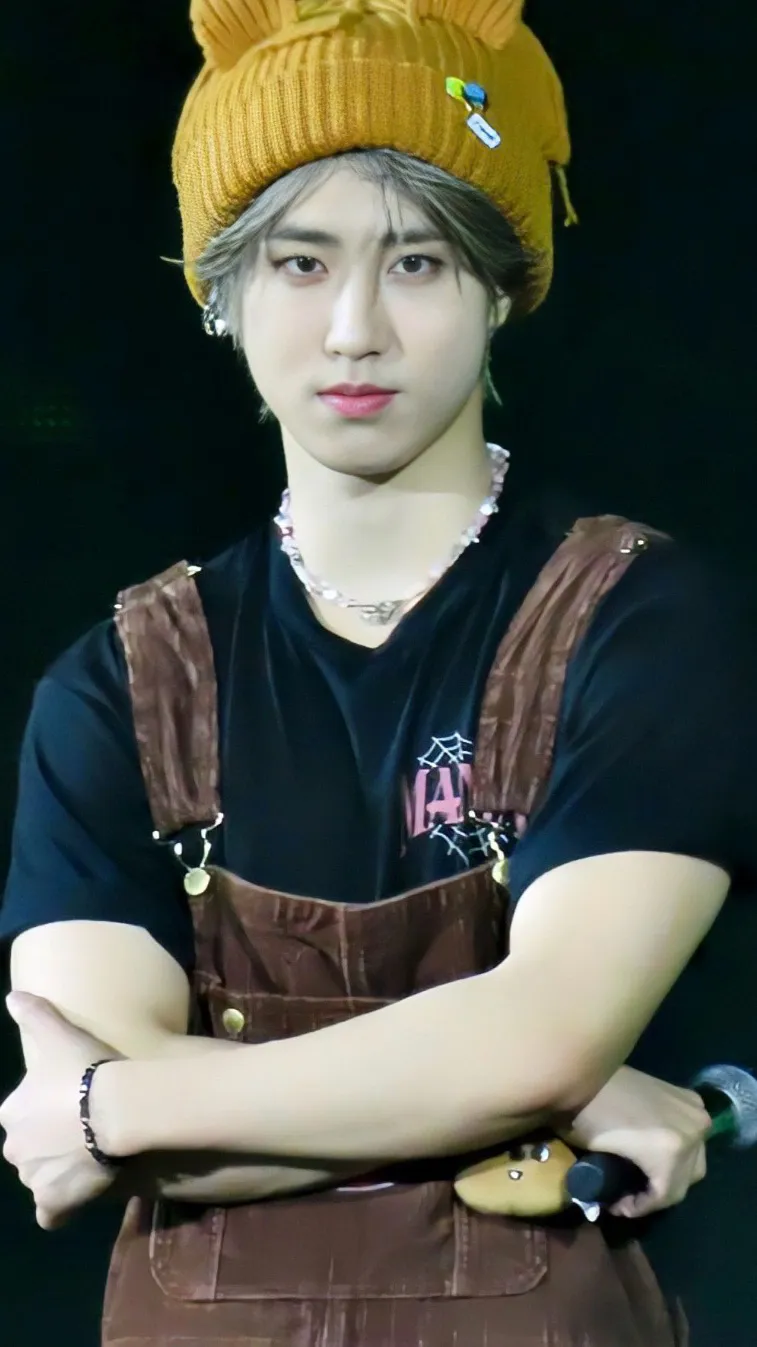 ai character: 🐿Han Jisung🐿 background