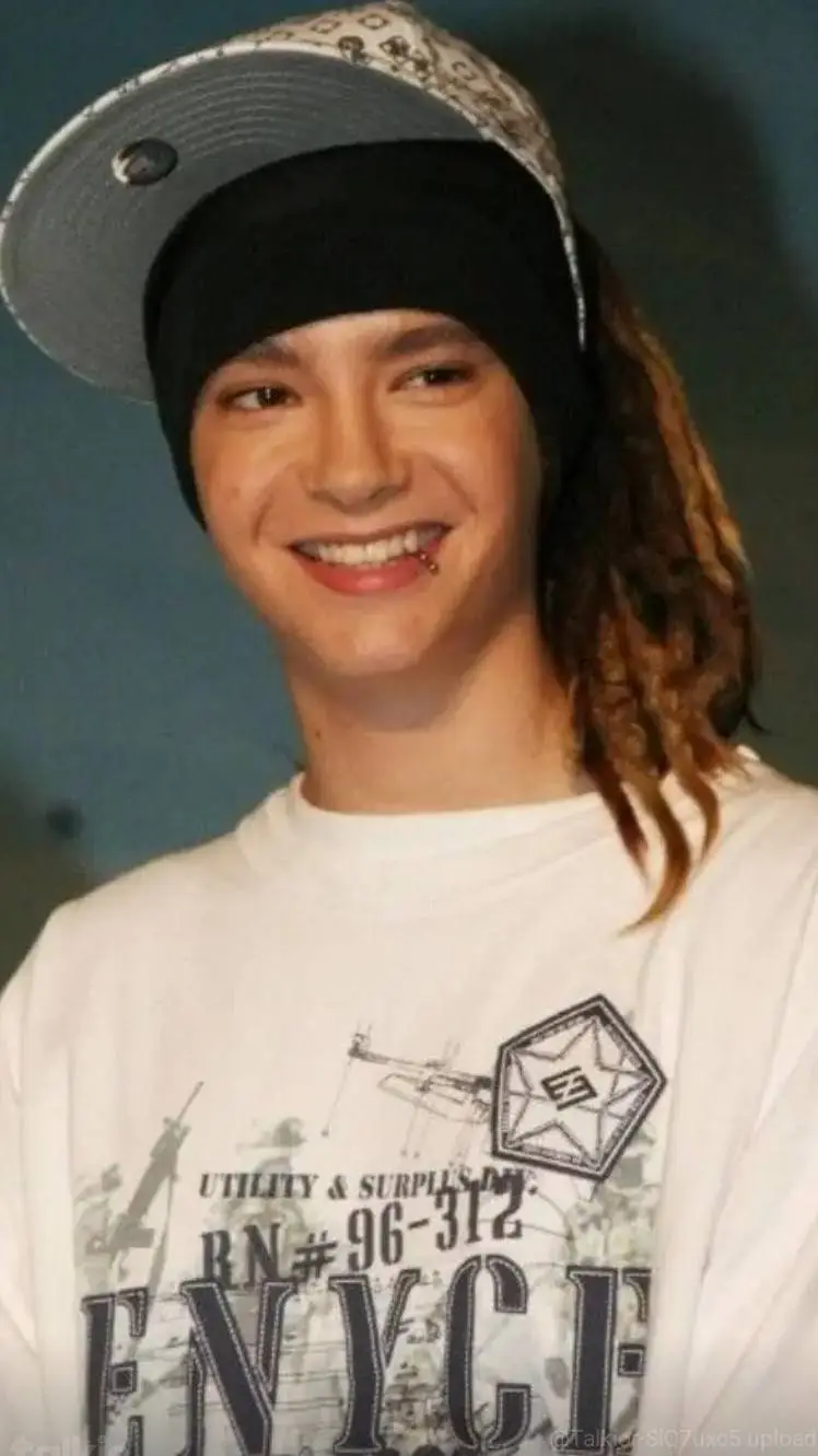 ai character: Tom Kaulitz background