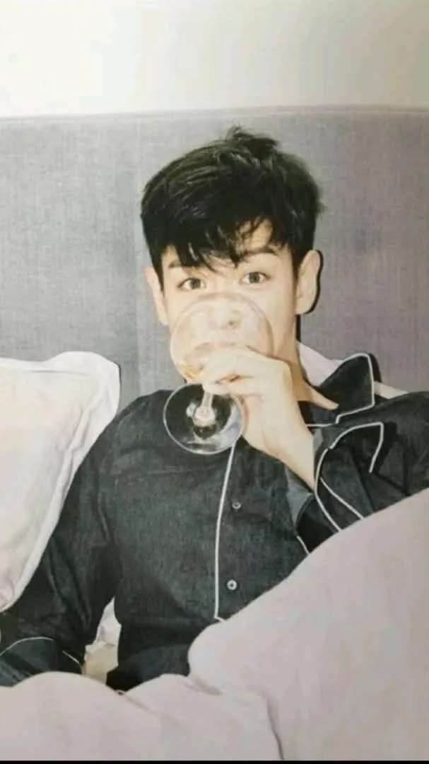 ai character: SEUNGHYUN😮‍💨😻 background