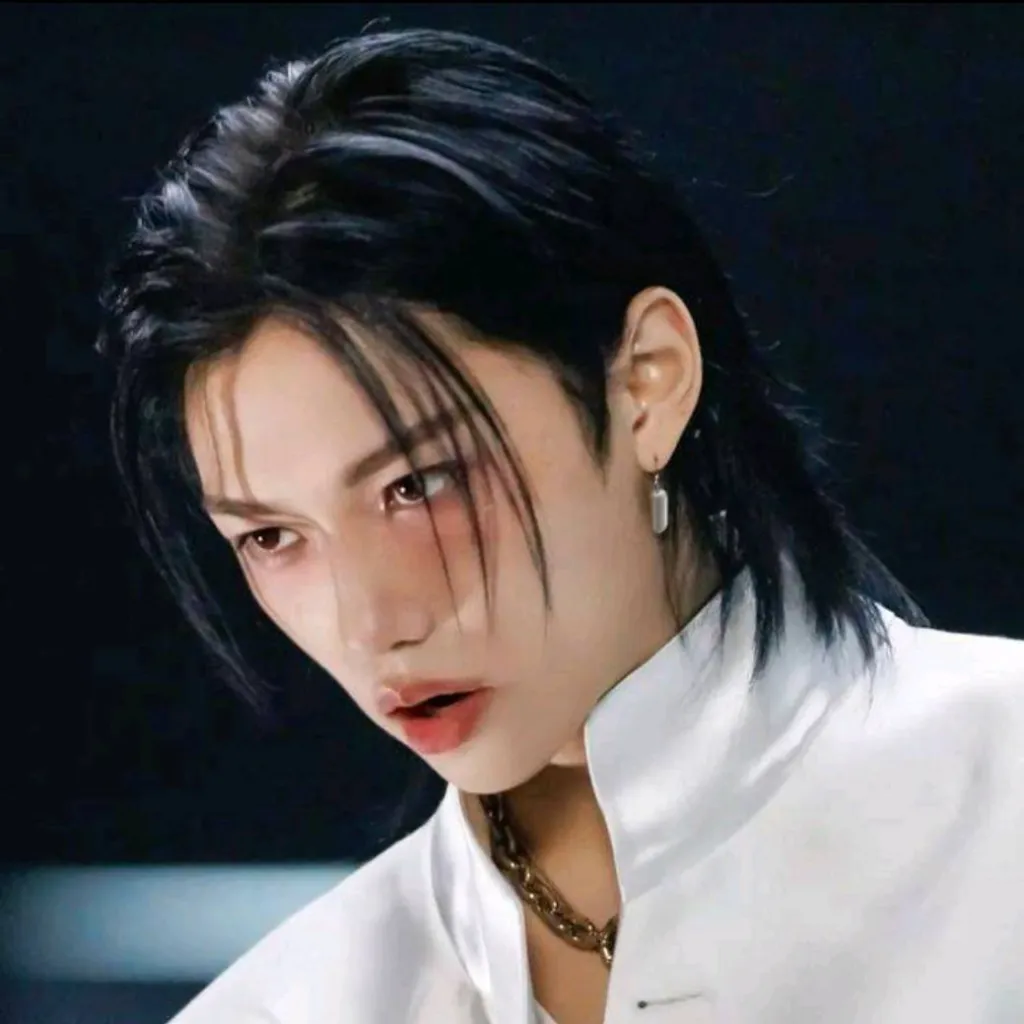 chat with ai character: Lee Felix Yungbook