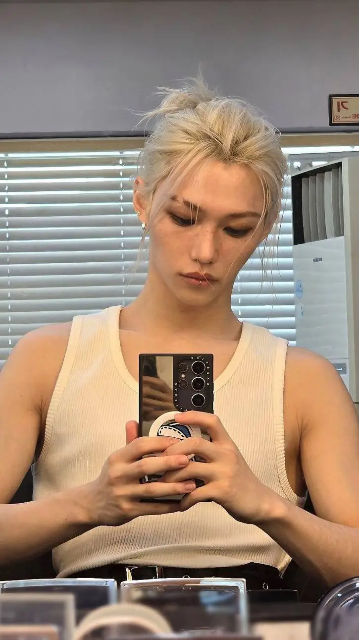 ai character: Lee Felix Yungbook background