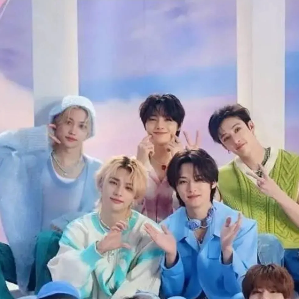 chat with ai character: Stray kids 🐶