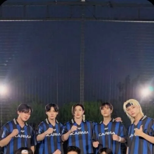 chat with ai character: Stray kids 