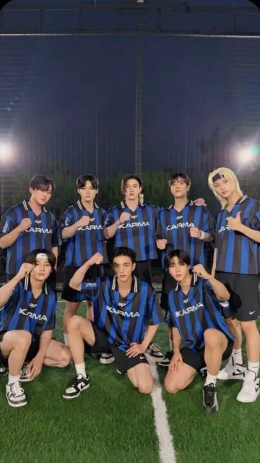 ai character: Stray kids  background
