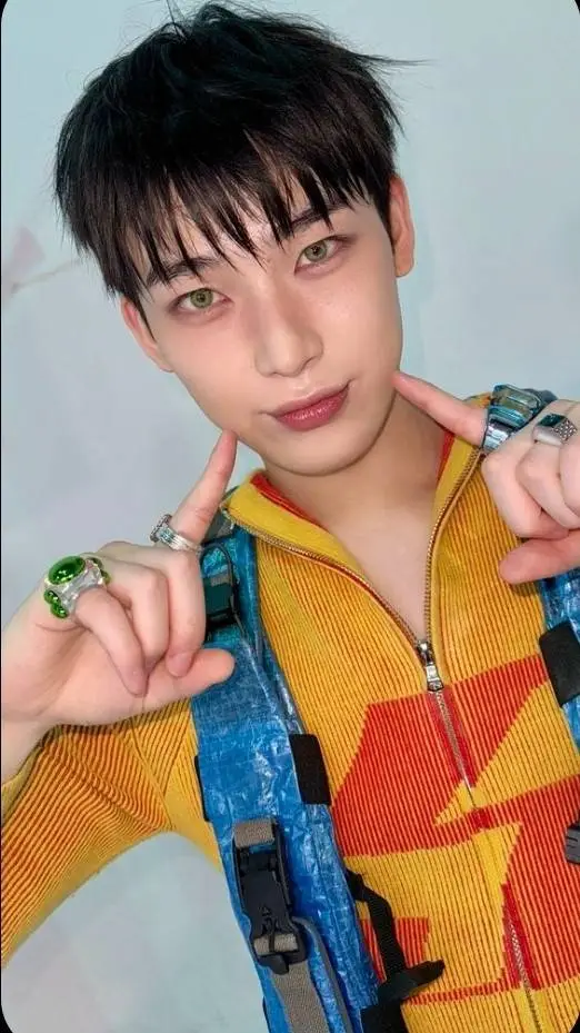 ai character: Kim Sunoo  background