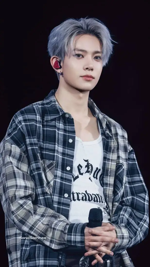 ai character: Lee Heesueng 🤍 background