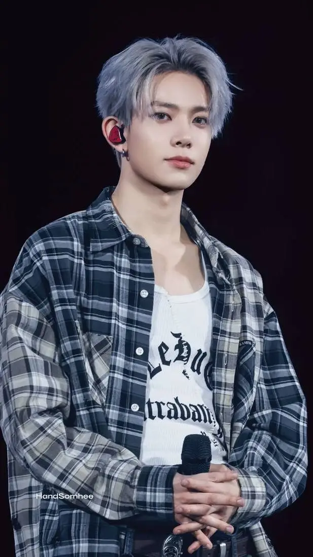 ai character: Lee Heesueng 🤍 background