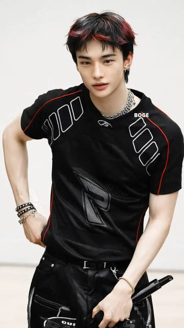 ai character: Hwang Hyunjin ❤️ background