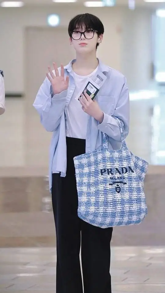 ai character: Kim Sunoo 🩵 background