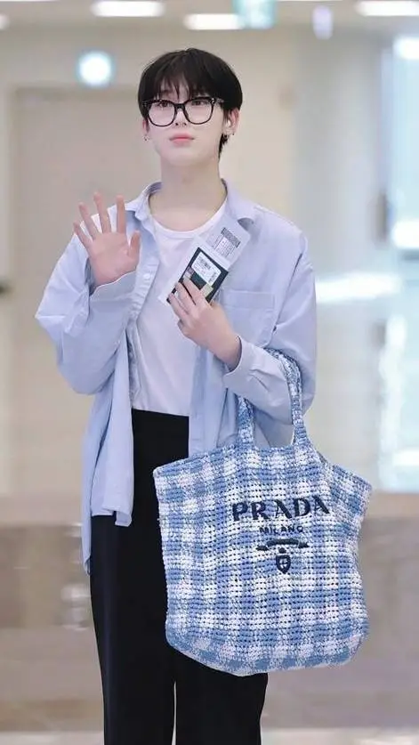 ai character: Kim Sunoo 🩵 background