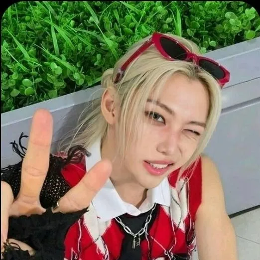 chat with ai character: Lee Felix 