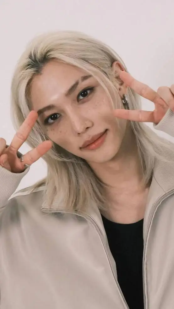 ai character: Lee Felix 🤎 background