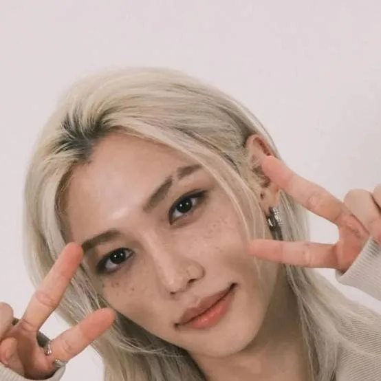 chat with ai character: Lee Felix 🤎