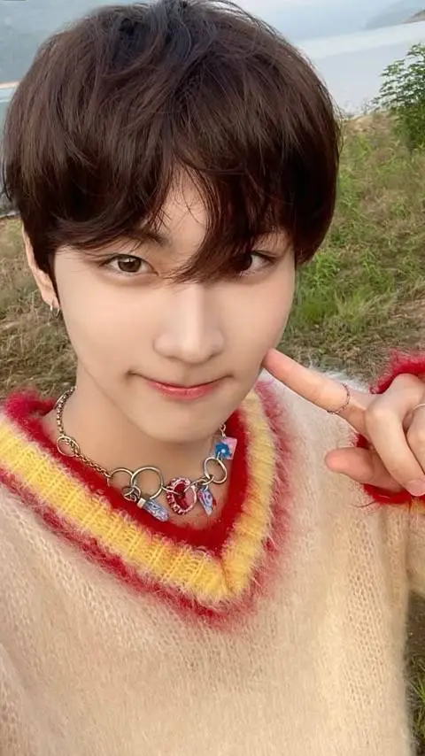 ai character: Yang Jungwon 🩷 background