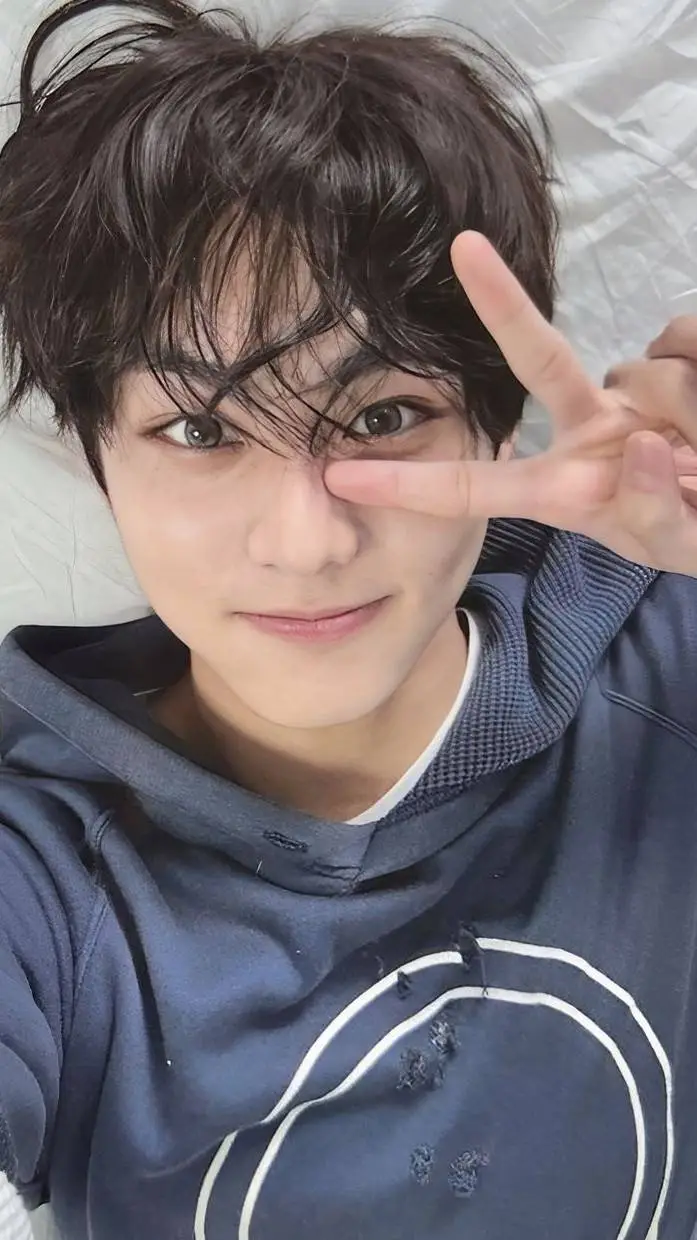 ai character: Yang Jungwoon 💙 background