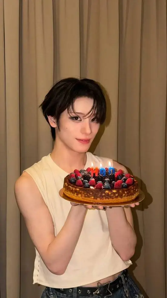 ai character: Haru 🩷🌸 background