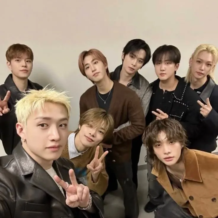 chat with ai character: Stray kids 🤎🧡💛