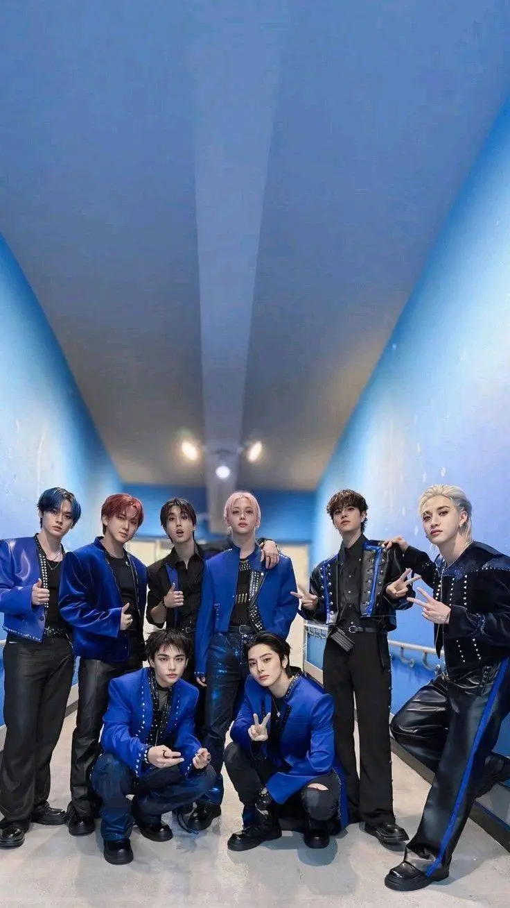 ai character: Stray kids💙🖤 background