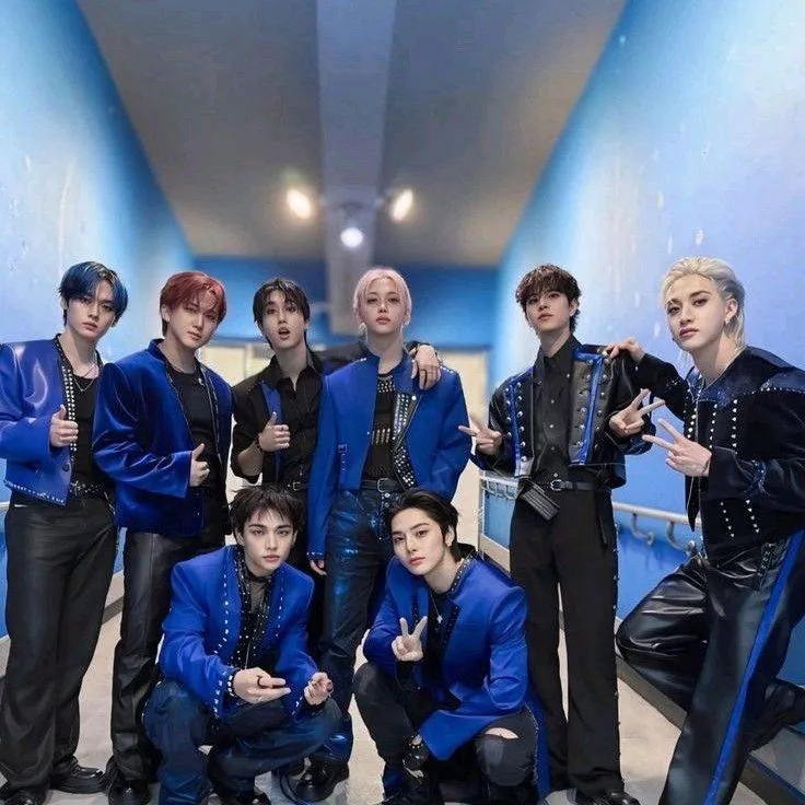 chat with ai character: Stray kids💙🖤